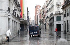 ep la polica nacional recorre la vaca puerta del sol de madrid durante el sexto dia del estado de