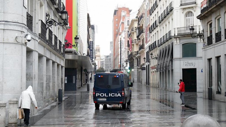 ep la polica nacional recorre la vaca puerta del sol de madrid durante el sexto dia del estado de