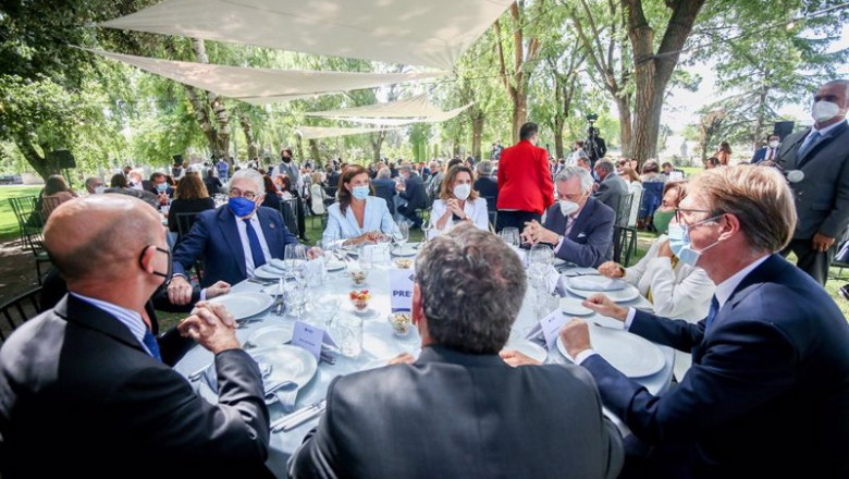 ep la presidenta de enerclub maria victoria zingoni y la vicepresidenta tercera del gobierno y