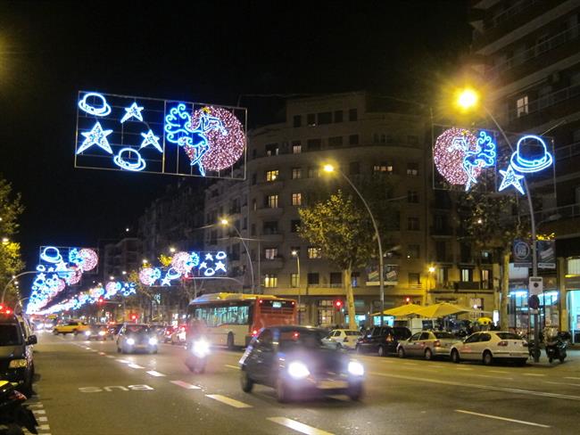 Las luces de Navidad ya lucen en la avenida Para·lel | EUROPA PRESS ep las lucesnavidadlucenla avenida paralel