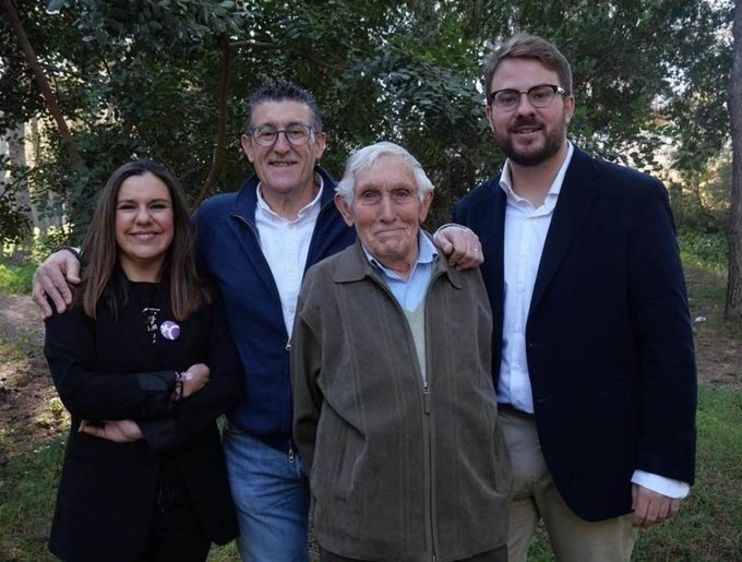 ep leandre adsuara en el centro junto a companeros de compromis ep leandre adsuara en el centro junto a companeros de compromis