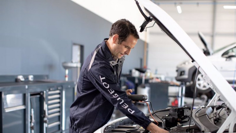 Operario de un taller de Peugeot. | PEUGEOT ep operario de un taller de peugeot