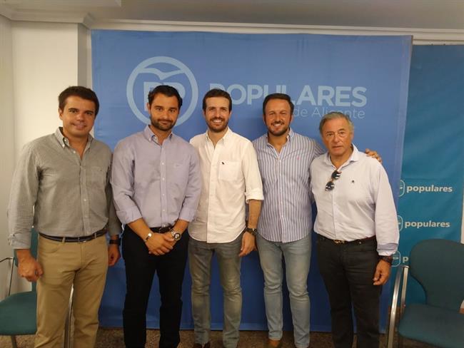 Pablo Casado, en el centro, en Elche | EUROPA PRESS ep pablo casado encentro en elche