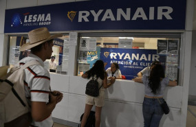 ep pasajeros en el mostrador de ryanair en el aeropuerto de madrid-barajas archivo