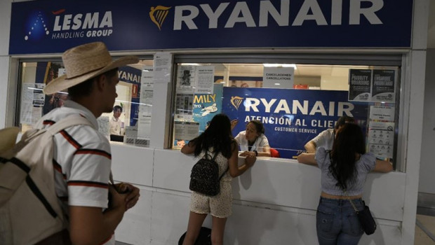 ep pasajeros en el mostrador de ryanair en el aeropuerto de madrid-barajas archivo