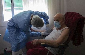 ep personal sanitario de la unidad de hospitalizacion a domicilio uhad atendiendo un paciente
