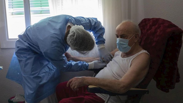 ep personal sanitario de la unidad de hospitalizacion a domicilio uhad atendiendo un paciente