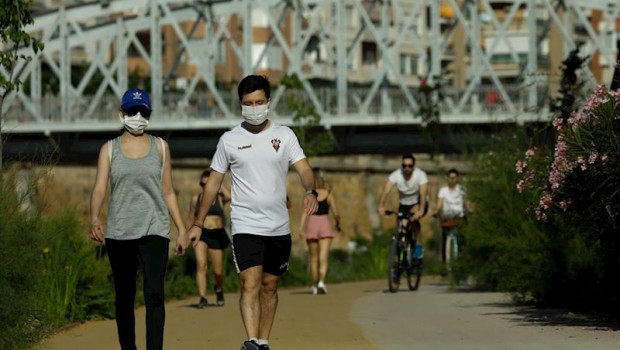 ep personas haciendo deporte y paseando por la mota del rio a su paso por murcia