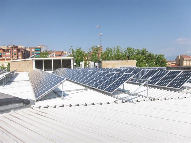 Placas solares en el tejado del Ayuntamiento | EUROPA PRESS - Archivo ep placas solarestejadoayuntamiento