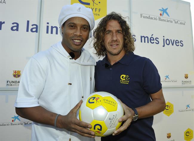 Ronaldinho y Puyol en el Cruyff Court Les Roquetes | CRUYFF FOUNDATION ep ronaldinhopuyolcruyff courtroquetes