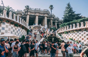 ep turistas en el parque guell de barcelona