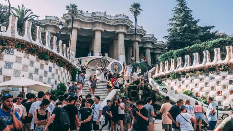 ep turistas en el parque guell de barcelona