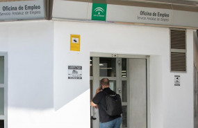 ep un ciudadano entra en la oficina de empleo del servicio andaluz de empleo de la junta de