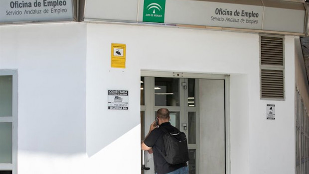 ep un ciudadano entra en la oficina de empleo del servicio andaluz de empleo de la junta de