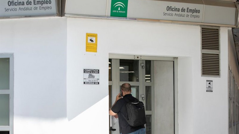 Un ciudadano entra en la oficina de empleo del Servicio Andaluz de Empleo de la Junta de Andalucía en la calle Alfonso XII de Sevilla. | Jesús Prieto - Europa Press - Archivo ep un ciudadano entra en la oficina de empleo del servicio andaluz de empleo de la junta de