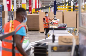 ep un empleado de amazon utiliza una maquina de precintado automatica