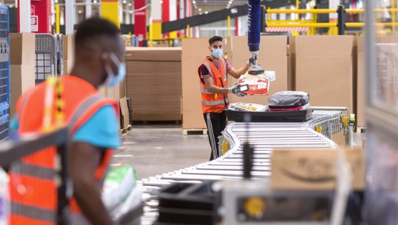 Un empleado de Amazon utiliza una máquina de precintado automática | Amazon ep un empleado de amazon utiliza una maquina de precintado automatica