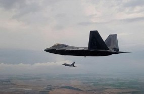 ep un f-22 estadounidense participaun entrenamientola basealbacete