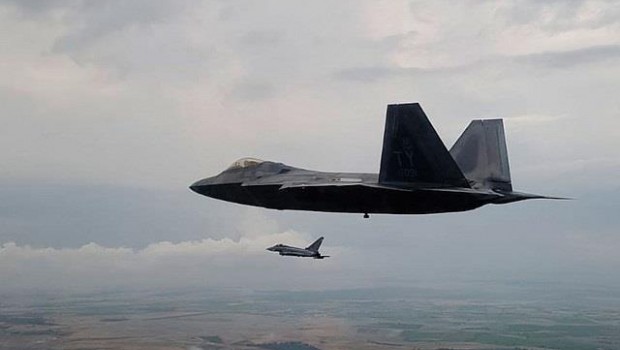 ep un f-22 estadounidense participaun entrenamientola basealbacete