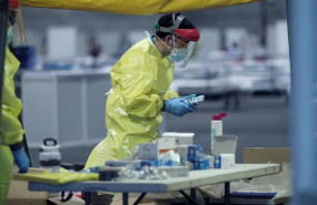 ep un sanitario del summa totalmente protegido trabaja en ifema