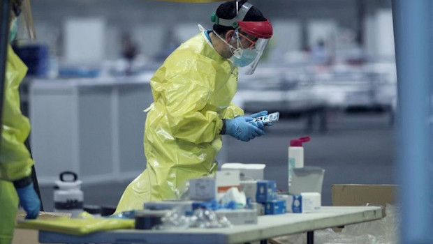 ep un sanitario del summa totalmente protegido trabaja en ifema