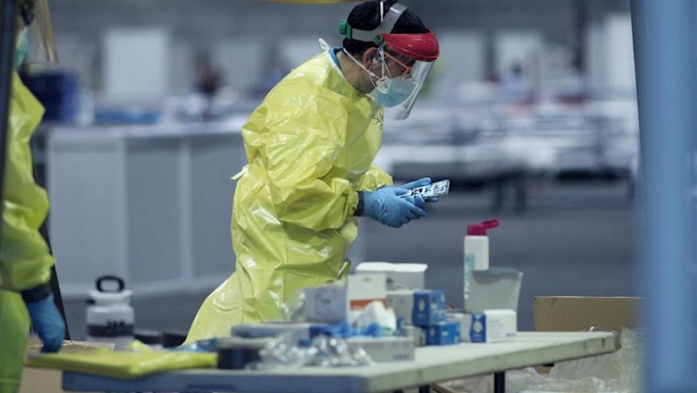 Un sanitario del SUMMA totalmente protegido trabaja en Ifema | Eduardo Parra - Europa Press ep un sanitario del summa totalmente protegido trabaja en ifema