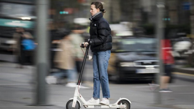 ep una persona circulando en patinete electrico
