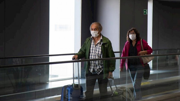ep unos pasajeros con mascarillas en sao paulo