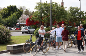 ep varios turistas recorren el centro de sevilla a 29 de abril de 2025 en sevilla andalucia espana