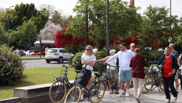 ep varios turistas recorren el centro de sevilla a 29 de abril de 2025 en sevilla andalucia espana