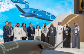 ep visita de la ministra de defensa al stand