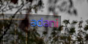 le logo du groupe adani est visible sur la facade de son siege social a la peripherie d ahmedabad 20230207133815 