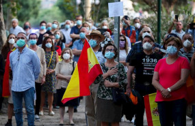 ep aglomeracion de personas con banderas de espana manifestandose en la alameda de valencia contra