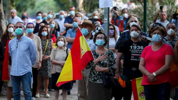 ep aglomeracion de personas con banderas de espana manifestandose en la alameda de valencia contra