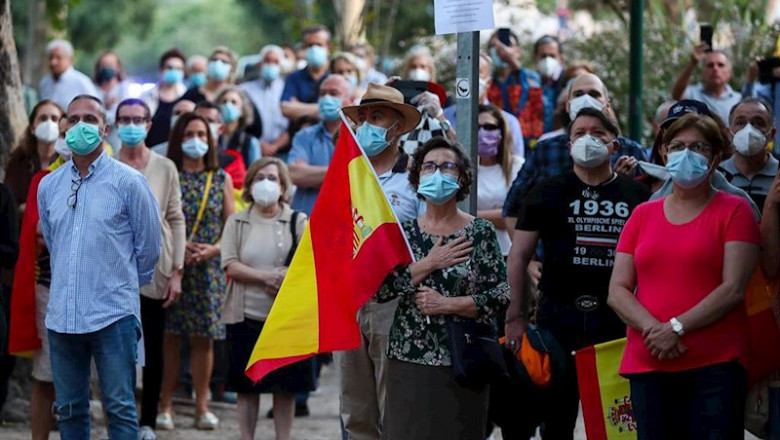 ep aglomeracion de personas con banderas de espana manifestandose en la alameda de valencia contra