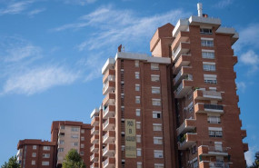 ep archivo   cartel de alquiler de viviendas en la fachada de un edificio