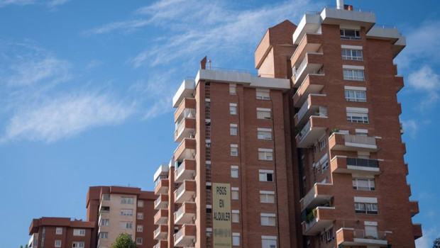 ep archivo   cartel de alquiler de viviendas en la fachada de un edificio