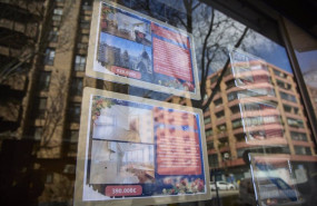 ep archivo   carteles de viviendas en venta en el escaparate de una inmobiliaria en el barrio de