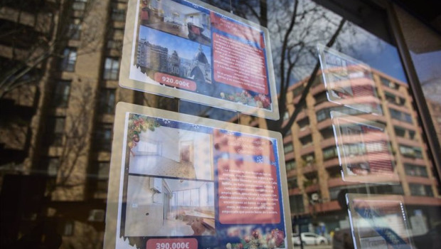 ep archivo   carteles de viviendas en venta en el escaparate de una inmobiliaria en el barrio de