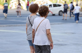 ep archivo   dos mujeres jubiladas caminan por una calle de madrid