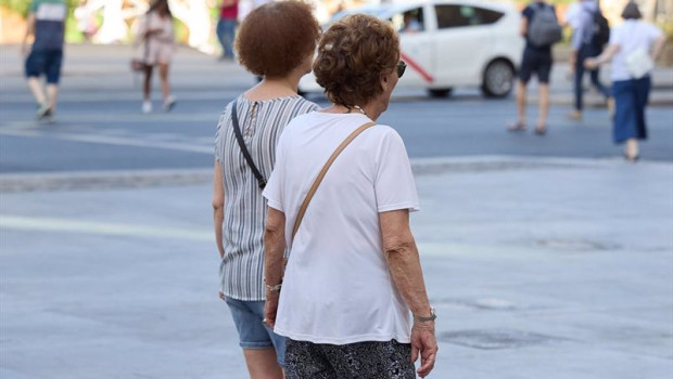 ep archivo   dos mujeres jubiladas caminan por una calle de madrid