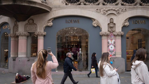 ep archivo escaparate de loewe en el paseo de gracia en barcelona ep archivo escaparate de loewe en el paseo de gracia en barcelona
