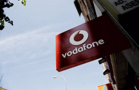 ep archivo   logo de vodafone en una tienda de la compania telefonica en madrid