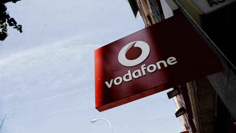 ep archivo logo de vodafone en una tienda de la compania telefonica en madrid ep archivo logo de vodafone en una tienda de la compania telefonica en madrid