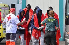 ep archivo   los equipos sanitarios atienden a varios migrantes a su llegada al puerto de la