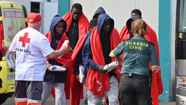 ep archivo   los equipos sanitarios atienden a varios migrantes a su llegada al puerto de la