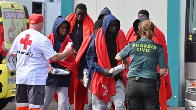 Archivo - Los equipos sanitarios atienden a varios migrantes a su llegada al puerto de La Restinga, a 4 de febrero de 2024, en El Hierro, Santa Cruz de Tenerife, Tenerife, Canarias (España). | Europa Press Canarias - Europa Press - Archivo ep archivo los equipos sanitarios atienden a varios migrantes a su llegada al puerto de la