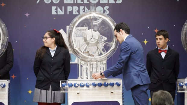 ep archivo   preparacion de los bombos y las bolas antes de la celebracion del sorteo extraordinario