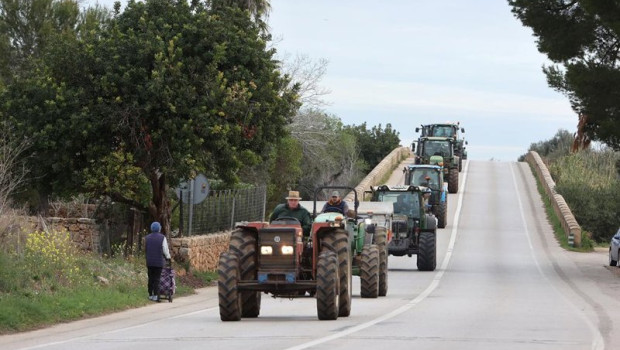 ep archivo   tractores entran por una carretera al centro de palma de mallorca durante la decimo