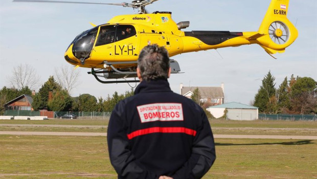 ep archivo   un miembro del efectivo de bomberos de la diputacion de valladolid observa un